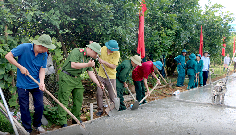 Under the Rural Transportation Development Project, Yen Bai Province has achieved significant progress in improving its rural road infrastructure. The province has successfully cemented nearly 357 kilometers of roads and expanded an additional 21.45 kilometers of cement concrete road surfaces. Moreover, it has constructed 40.27 kilometers of new dirt roads, widened 40.86 kilometers of dirt road foundations, and built 263 drainage structures.